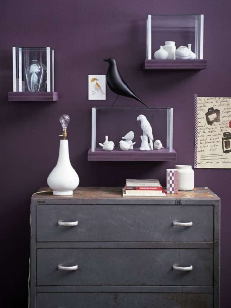 38. Parede roxa com prateleiras na mesma cor &ndash; Foto Wonennl