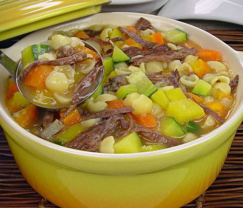 Sopa de macarrão com carne desfiada (Reprodução / Guia da Cozinha)