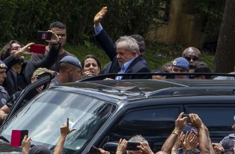 Lula no local do velório do neto, quando deixou a carceragem da Polícia Federal em Curitiba durante seu período na prisão