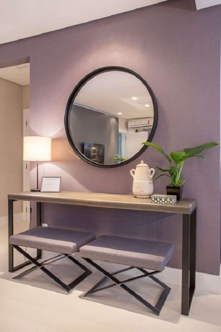 24. Hall de entrada com parede roxa &ndash; Foto Casa de Valentina
