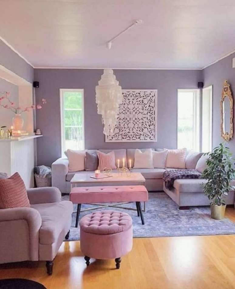 49. Parede roxa para sala de estar moderna em tons claros &ndash; Foto AFamily