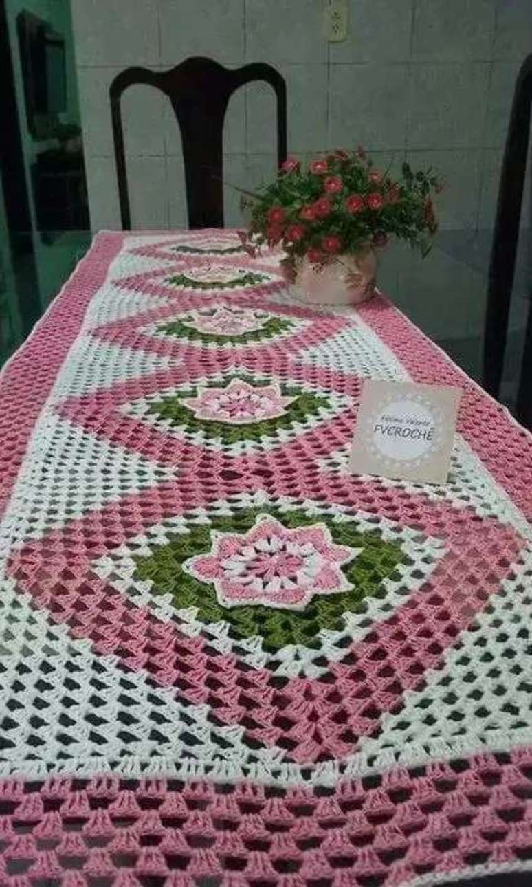 53. A toalha de mesa de croch&ecirc; pode ter diversos padr&otilde;es e desenhos. Foto: Artofit