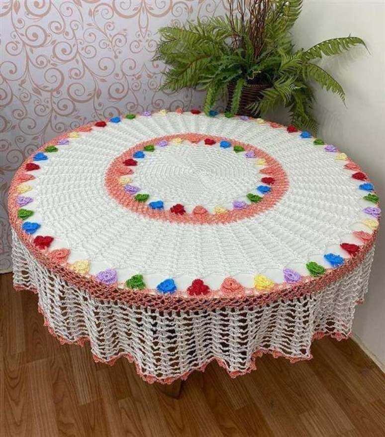70. A toalha de mesa de croch&ecirc; pode ser feita sob medida para o seu m&oacute;vel. Fonte @crocheparainspirar