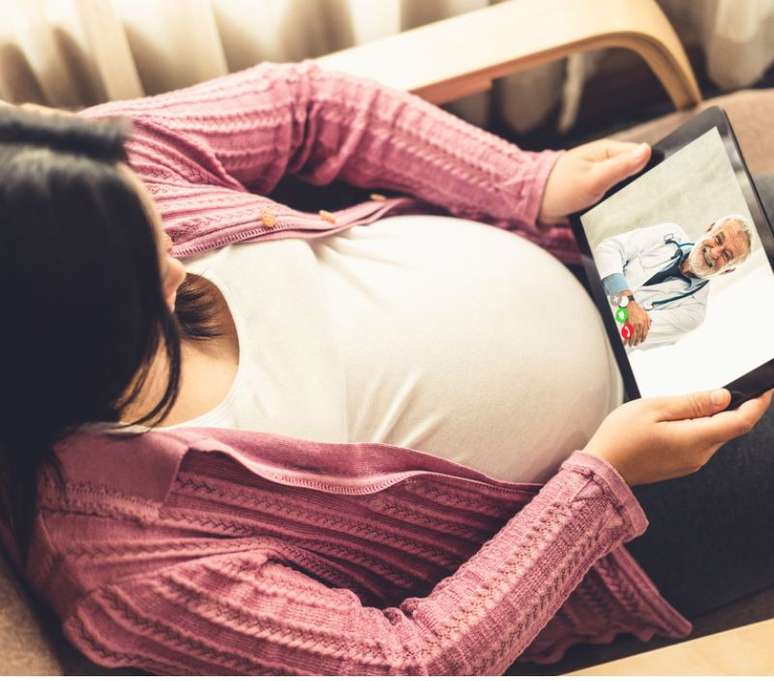 Médicos e especialistas podem ser fontes de informações na gestação e maternidade (Crédito: Shutterstock)