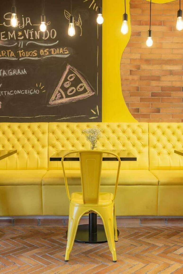 28. A cor amarela &eacute; muito usada em estabelecimentos decorativos. Projeto de MIS Arquitetura e Interiores