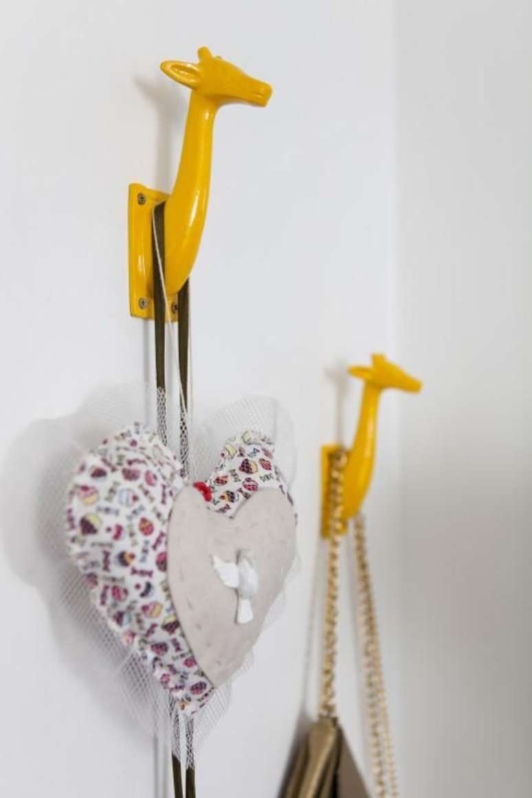 15. &Eacute; importante ser criativo na hora de inserir a cor amarela na decora&ccedil;&atilde;o. Projeto de Buji Decora&ccedil;&atilde;o Reuso