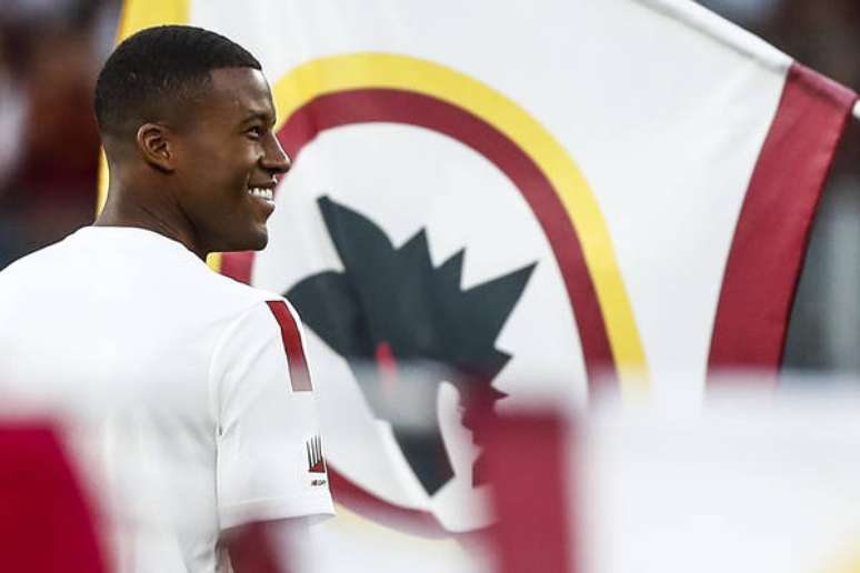 Wijnaldum durante o amistoso entre Roma e Shakhtar Donetsk