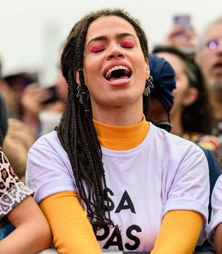 As cores vibrantes podem aparecer em uma das pe&ccedil;as de uma sobreposi&ccedil;&atilde;o (Cr&eacute;ditos: Instagram / @rockinrio)