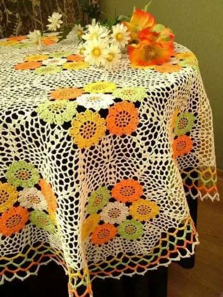 51. Flores s&atilde;o comuns em toalha de mesa de croch&ecirc;. Foto: Etsy