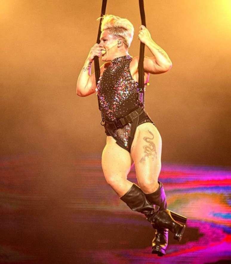 Pink voou sobre a plateia no Rock in Rio 2019 com seu collant brilhante (Créditos: Instagram/@rockinrio)