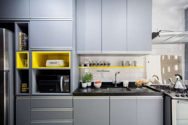 34. Cozinhas ganham muito com a cor amarela. Projeto de Adriana Diegues