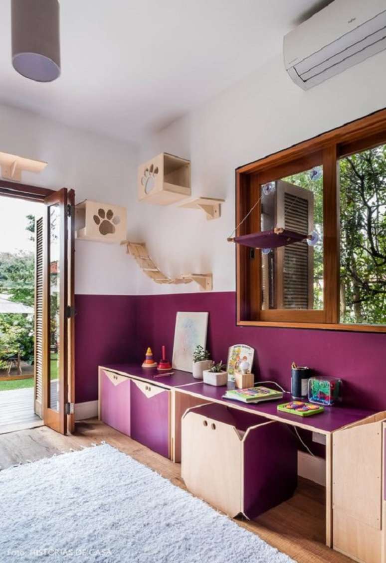20. Decora&ccedil;&atilde;o com meia parede roxa &ndash; Foto Historias de Casa