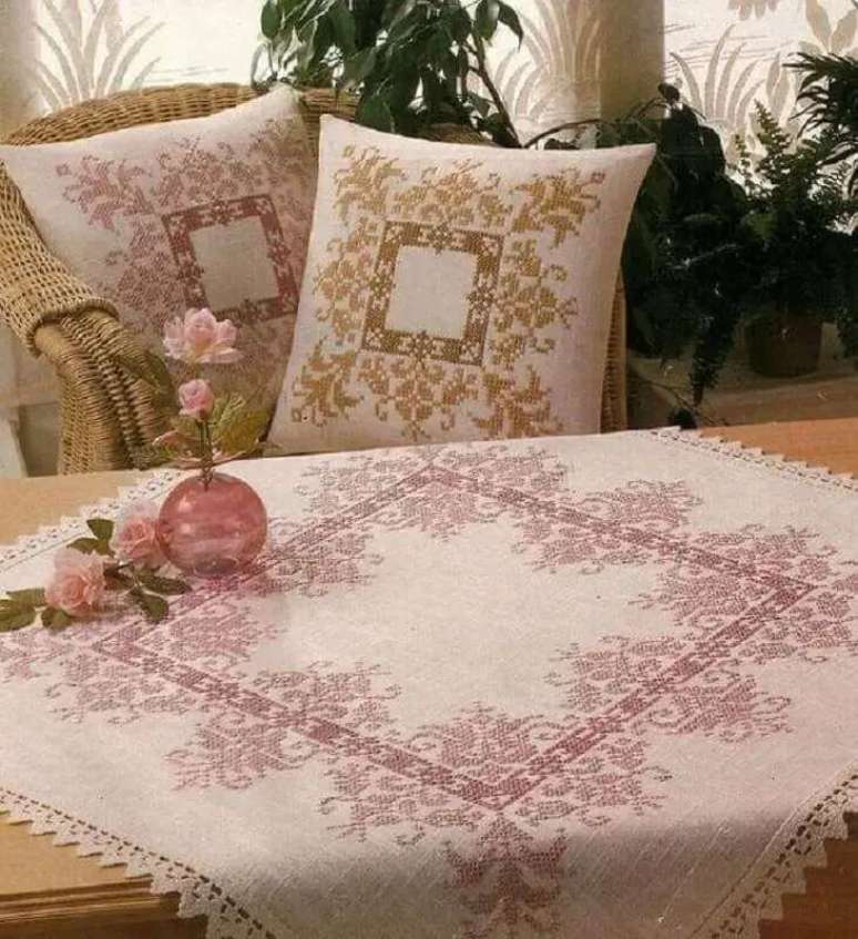 11. A toalha de mesa de croch&ecirc; traz um toque delicado para o acabamento. Fonte: ConstruindoDECOR
