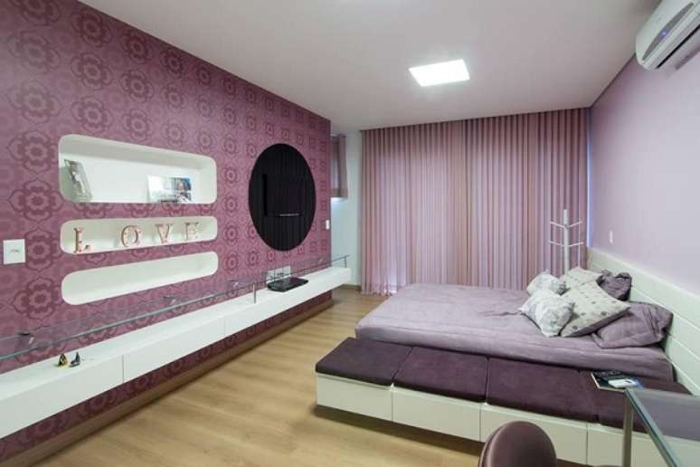 50. Quarto com parede roxa &ndash; Foto Mutabile Arquitetura
