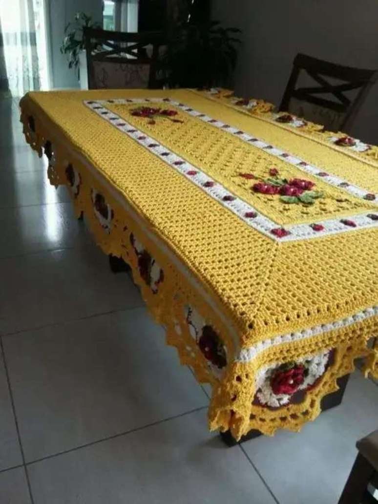 59. Esta toalha de mesa de croch&ecirc; muda toda a apar&ecirc;ncia da cozinha. Foto: Tem Beleza