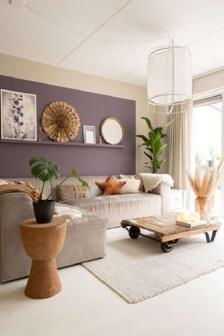 40. Parede roxa na sala neutra e moderna &ndash; Foto Noord en Zoet Interieuradvies