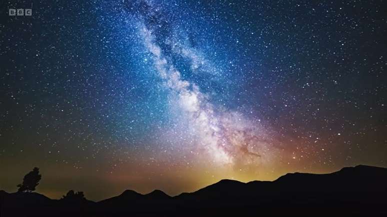 Coluna de estrelas no c&eacute;u, a via L&aacute;ctea