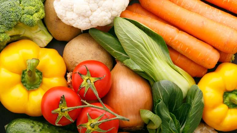 Inclua alimentos saudáveis na sua lista de compras – (Créditos: Shutterstock)