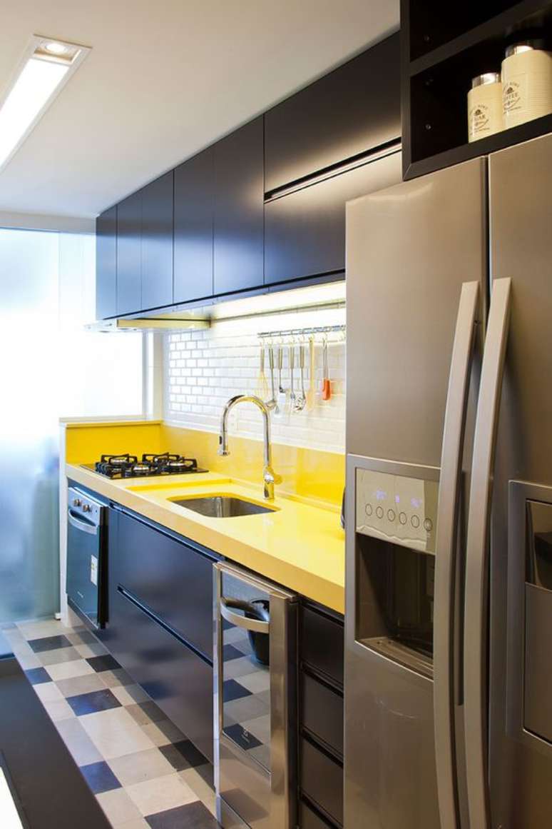 65. A sua bancada de cozinha pode ser inteiramente na cor amarela. Foto: Casa de Valentina