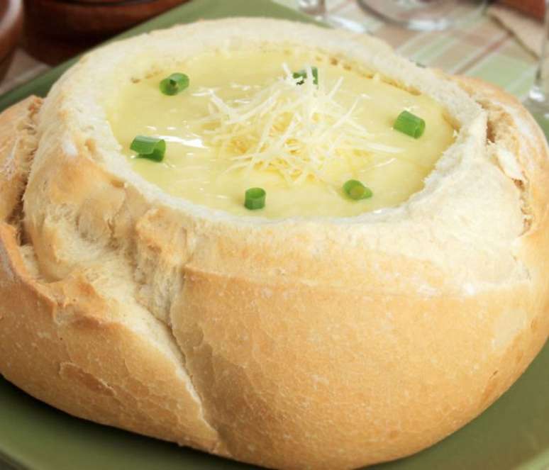 Caldo aos 4 queijos no pão italiano (Reprodução / Guia da Cozinha)