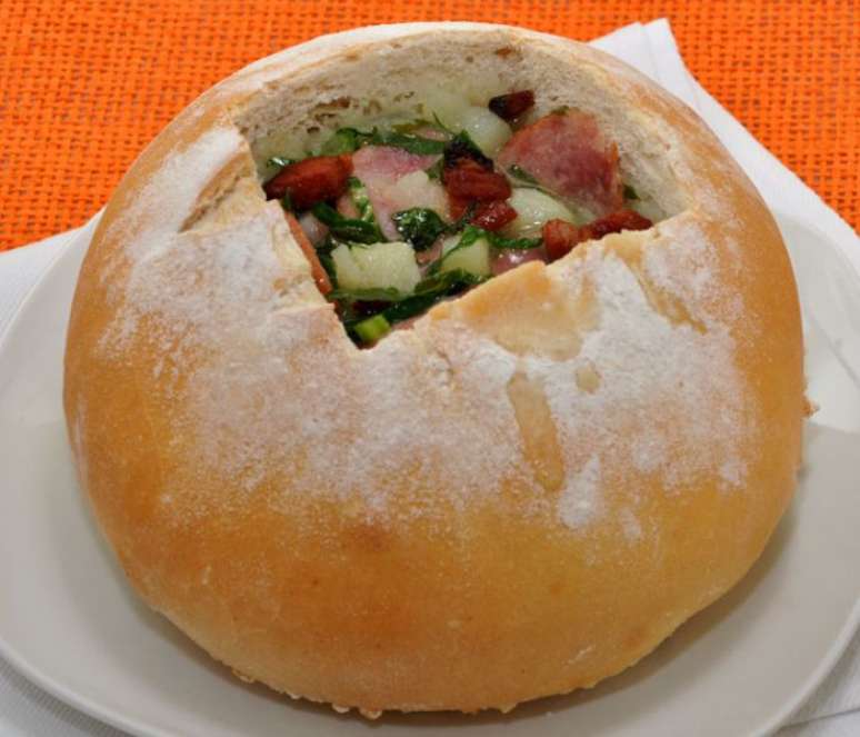 Caldo verde com bacon no pão italiano (Reprodução / Guia da Cozinha)