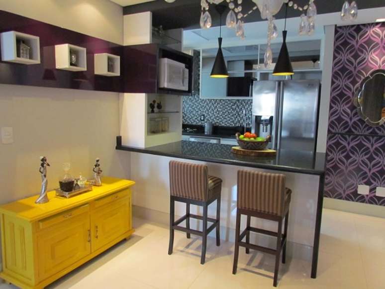 9. Cozinha com parede roxa e m&oacute;vel amarelo &ndash; Foto Jacqueline Fumagalli