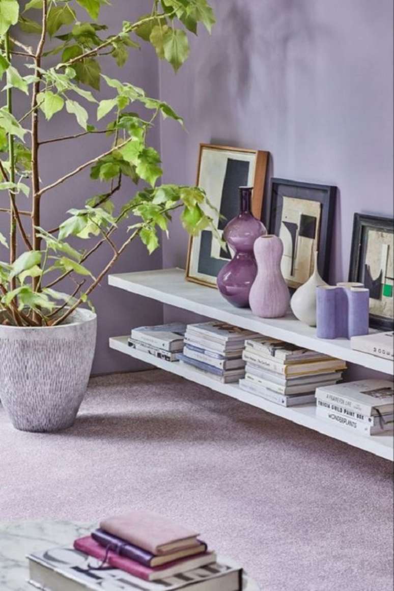 56. Sala com parede roxa e rack branco &ndash; Foto Malabar