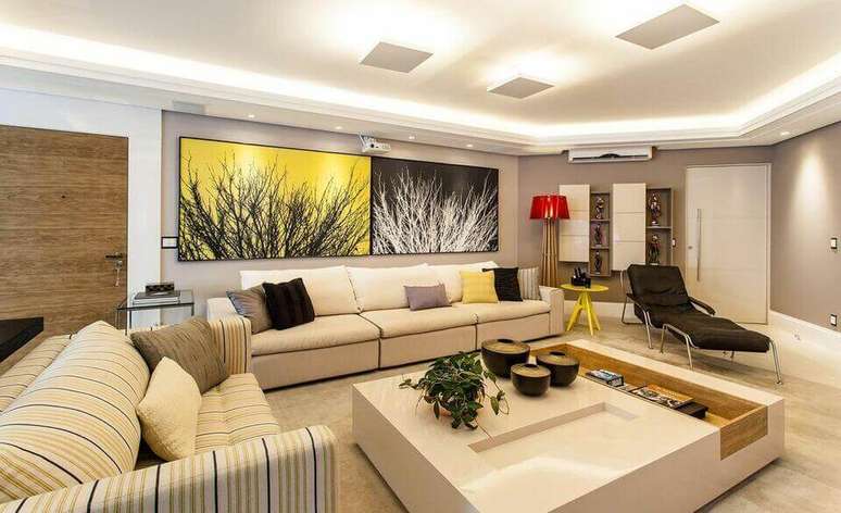 18. A cor amarela pode estar em um quadro decorativo. Projeto de Juliana Pippi