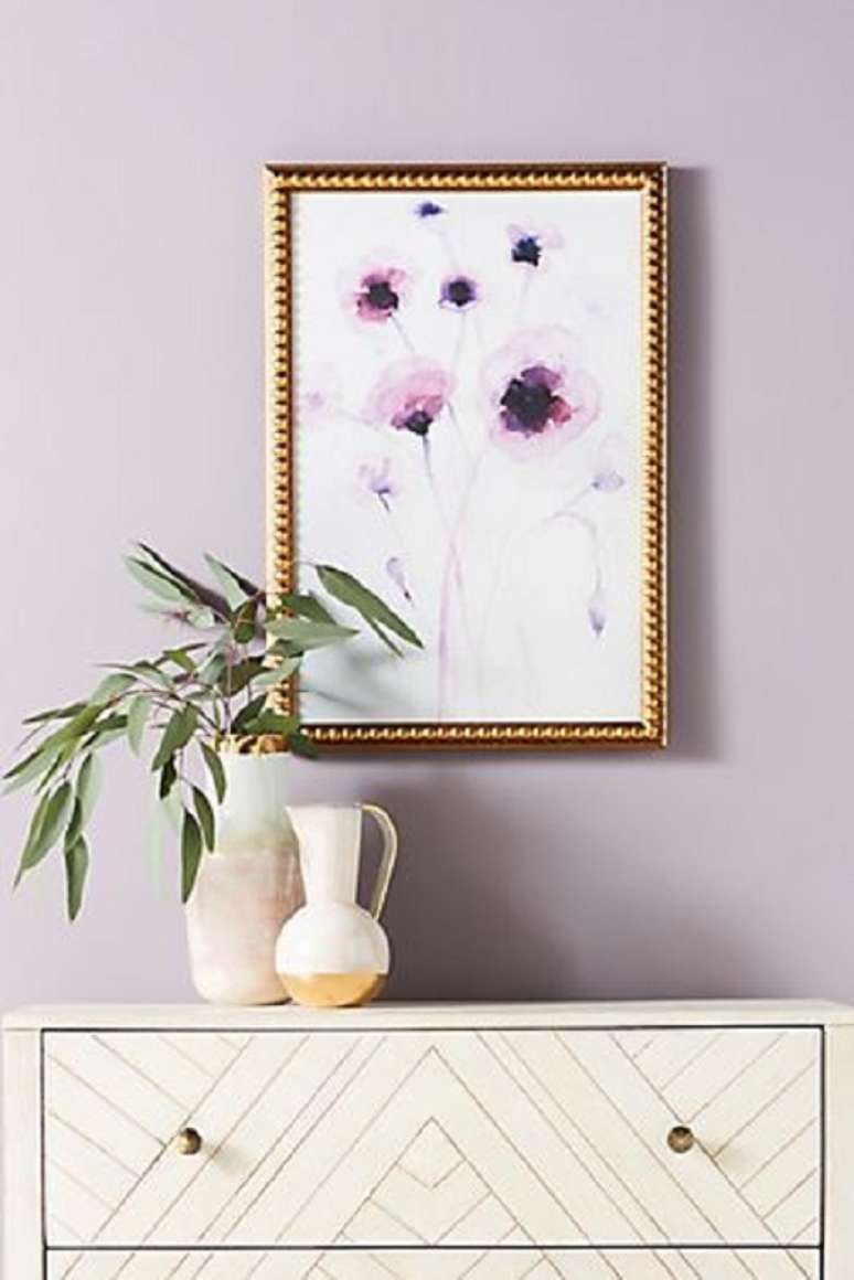 28. Parede roxa claro com m&oacute;veis claros &ndash; Foto Anthropologie