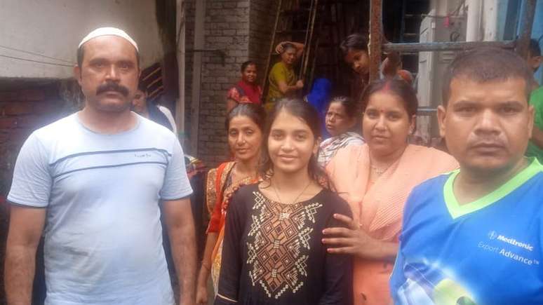 Desde que Pooja voltou, seus vizinhos a visitam frequentemente