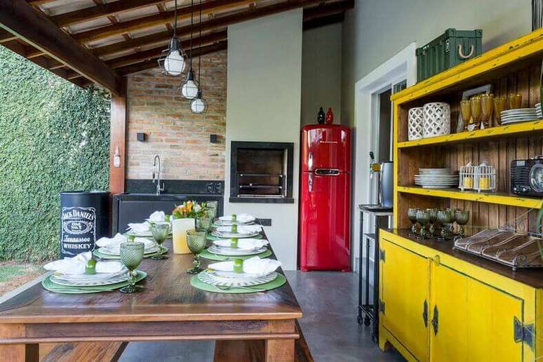 24. At&eacute; m&oacute;veis r&uacute;sticos podem contar com a cor amarela. Foto: Homify