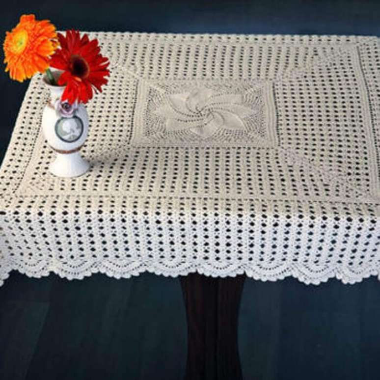 32. A mesa de centro tamb&eacute;m pode ser decorada com uma toalha de mesa de croch&ecirc;. Fonte: AliExpress