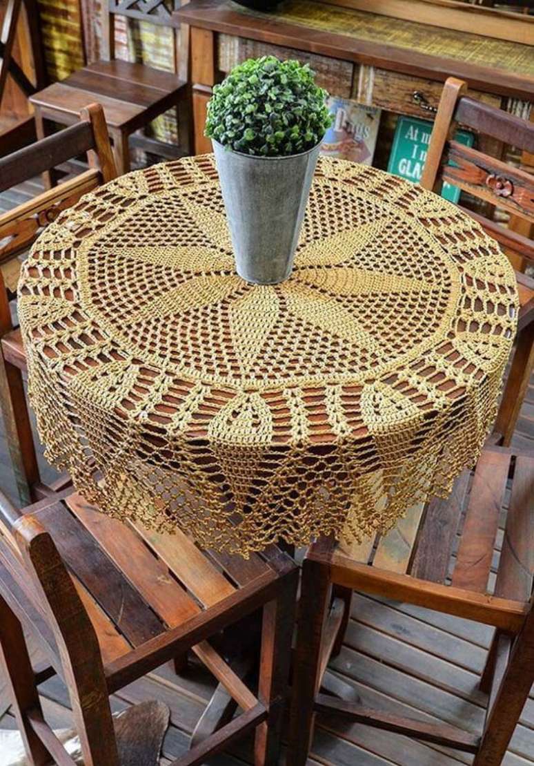 66. Decore o ambiente com toalha de mesa de croch&ecirc;. Fonte: Revista Artesanato