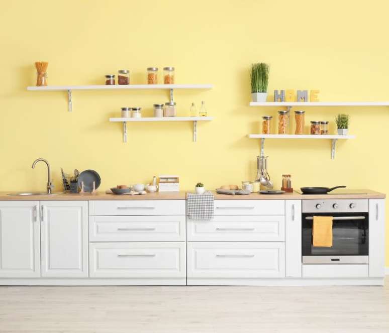 As prateleiras têm uma função essencial na organização da cozinha (Créditos: Shutterstock)