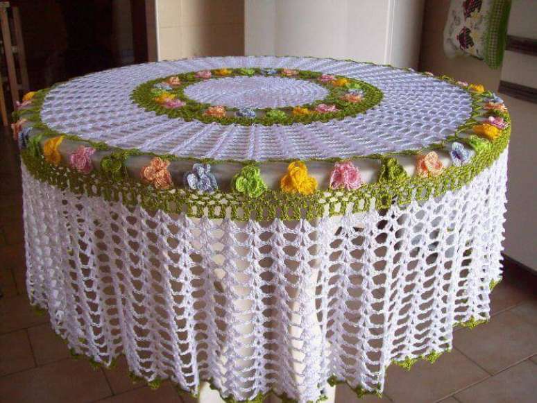 63. Modelo de toalha de croch&ecirc; que cobre todo o m&oacute;vel. Fonte: Elo7