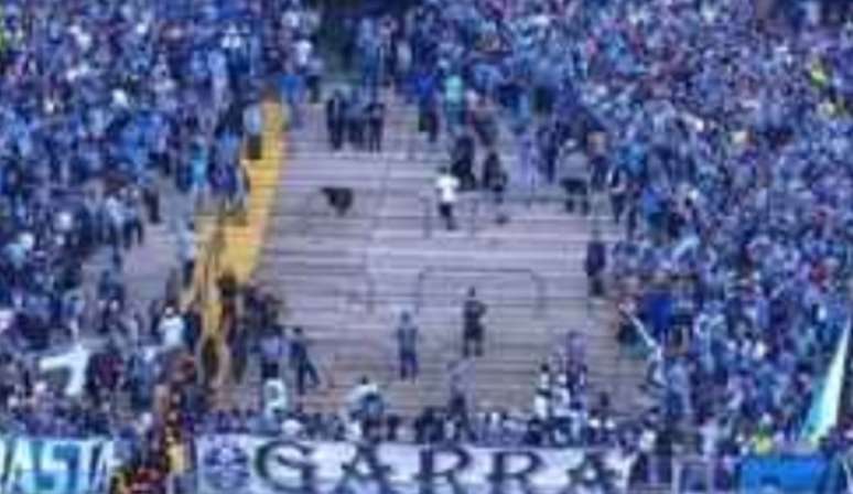 Violência entre torcedores do Grêmio paralisou duas vezes jogo contra o Cruzeiro, em Porto Alegre