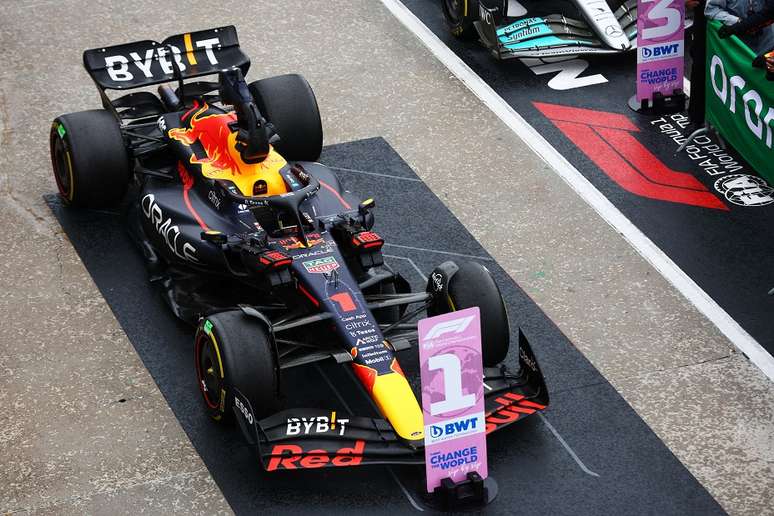 Red Bull RB18 no GP da Hungria: uma nova versão para manter o número 1