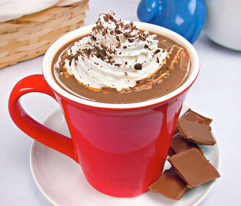 Chocolate quente com chantily (Reprodução / Guia da Cozinha)