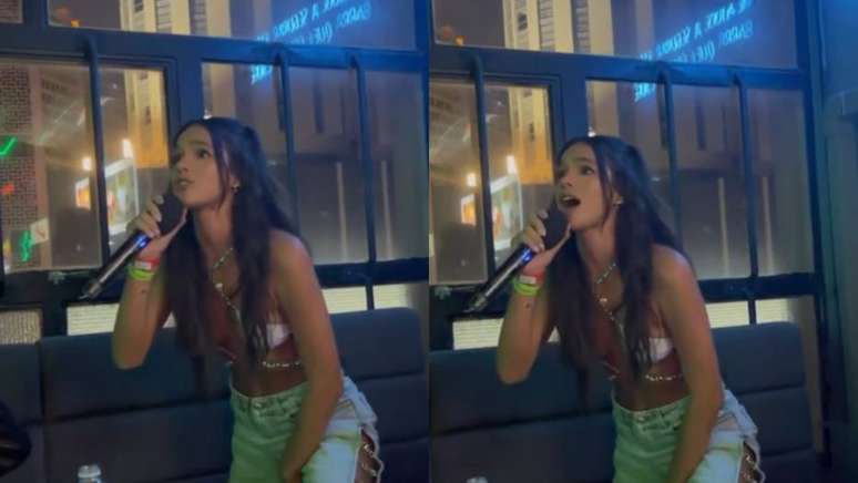 Bruna Marquezine cantando em festa em São Paulo nesta segunda-feira, 22.