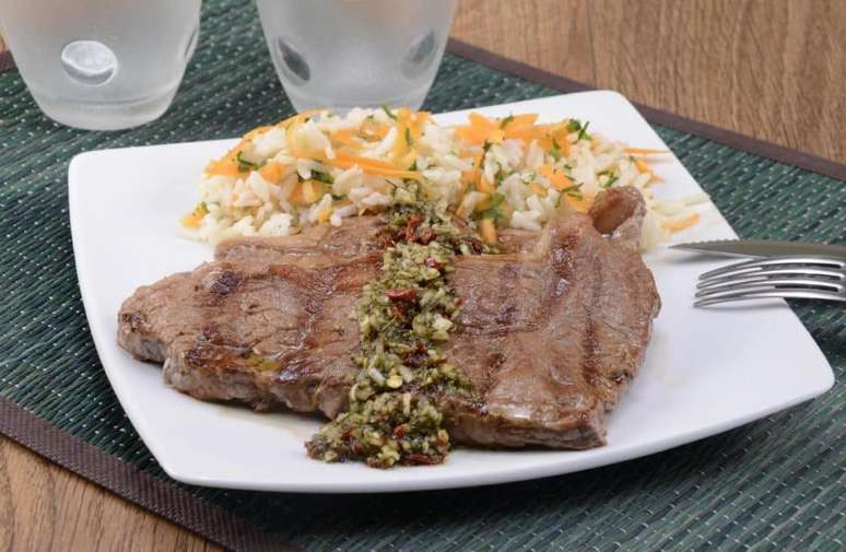 Carne ao molho chimichurri | Foto: Guia da Cozinha