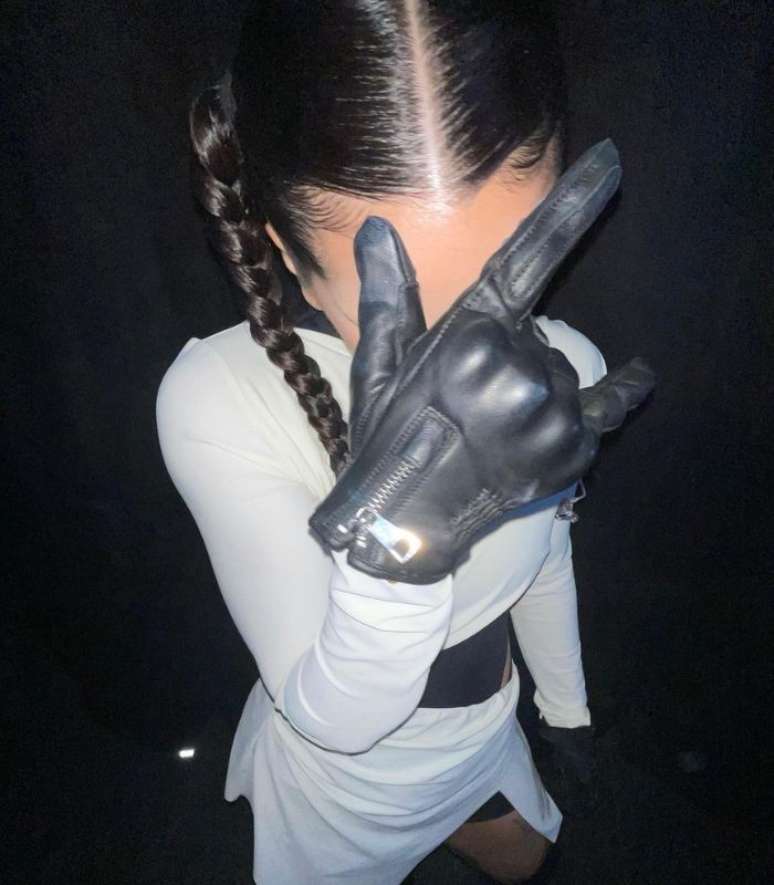 O bikercore tamb&eacute;m pode aparecer nos detalhes de um look 