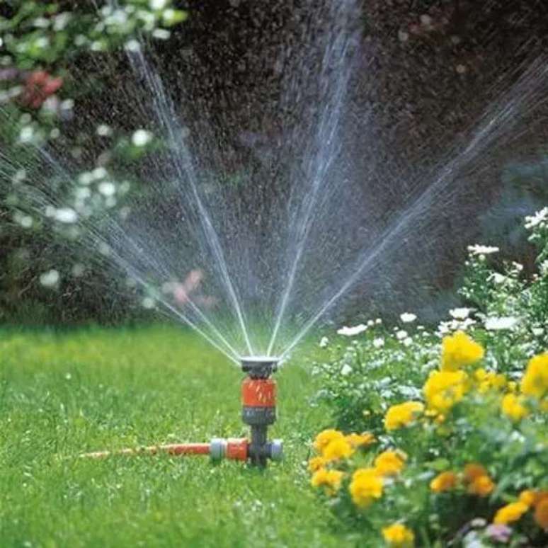 41- Utilize uma irriga&ccedil;&atilde;o especial para molhar uma grande &aacute;rea de jardinagem. Fonte: Safra Irriga&ccedil;&atilde;o