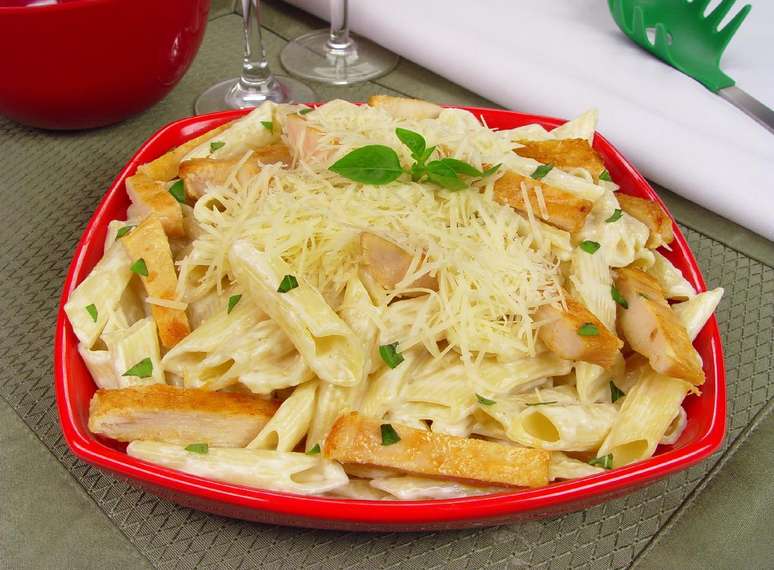 Penne com tiras de frango e molho branco | Foto: Guia da Cozinha