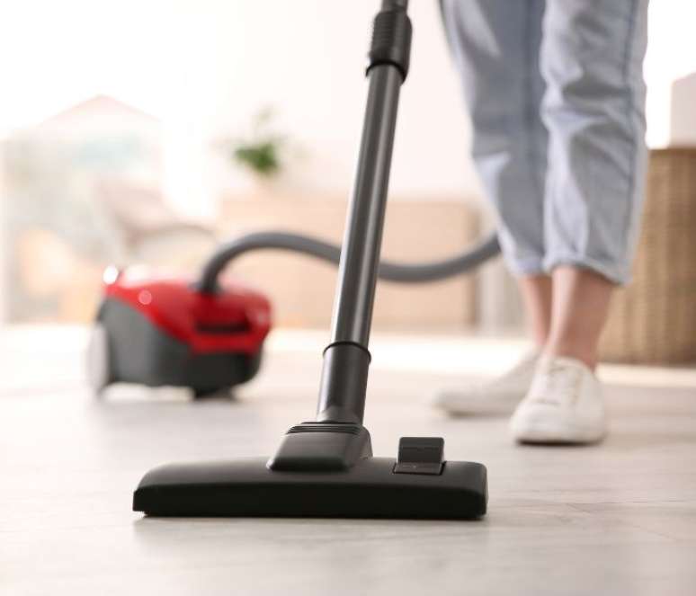 O aspirador de p&oacute; facilita muito na hora de uma faxina r&aacute;pida e bem-feita &ndash; Shutterstock