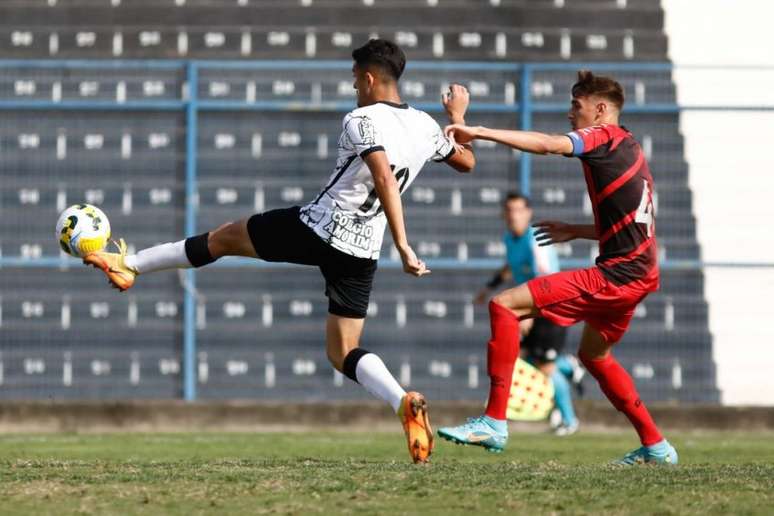 Atacante do Corinthians marca em empate e fica próximo de assumir