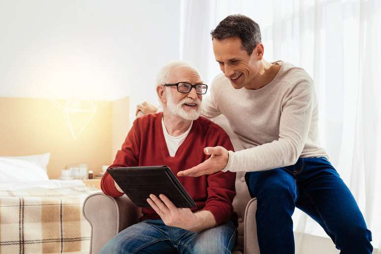 Familiares de idosos devem monitorar eventuais mudanças de comportamento (Imagem Shutterstock)
