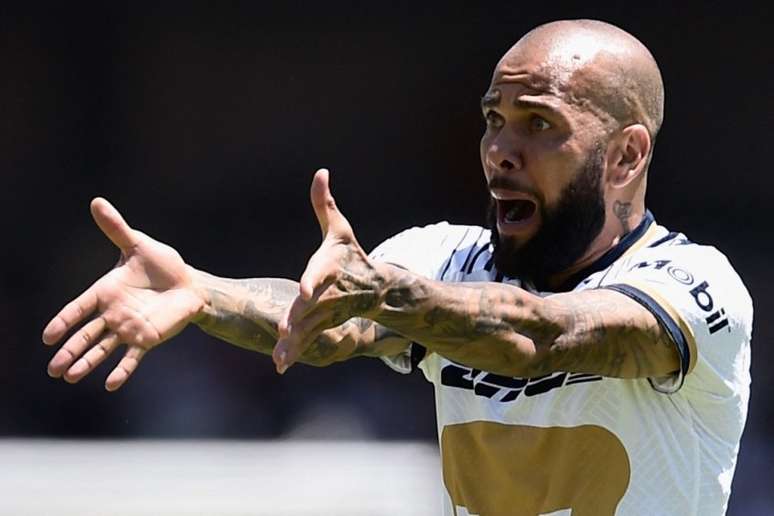 Daniel Alves assinou com o Pumas, do México, por um ano (Foto: CLAUDIO CRUZ / AFP)