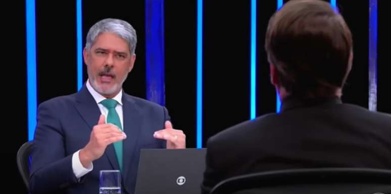 Bonner foi criticado por reagir com deboche diante do presidente