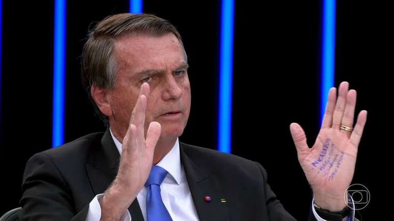 Jair Bolsonaro (PL) foi com cola na mão para entrevista