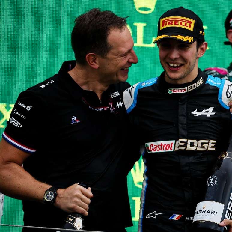 Laurent Rossi ao lado de Esteban Ocon - CEO prometeu testes como novo combust&iacute;vel